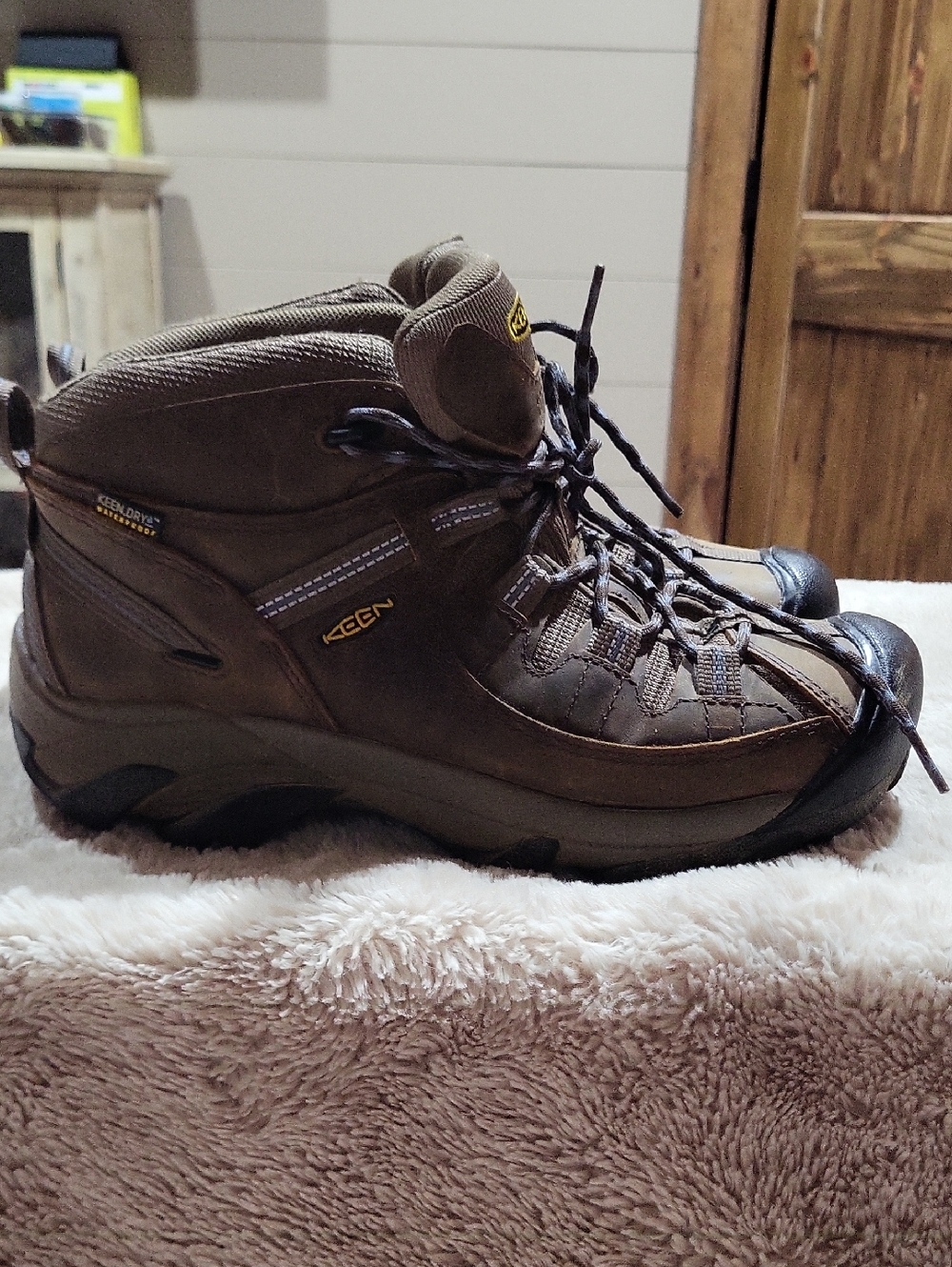 KEEN Brown Womens Waterproof Hiking Boots with Black Toe Caps Size 9.5